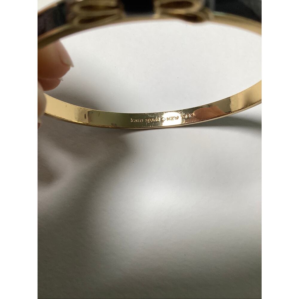 Kate Spade New York Gold Tone Black Enamel Take A Bow Bangle Bracelet E3-19 - Picture 4 of 5